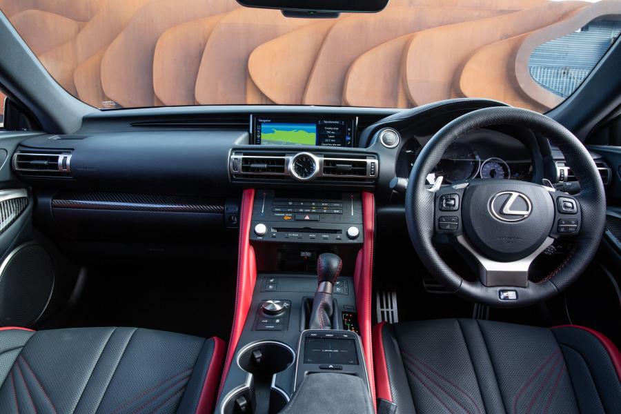 Торпедо Lexus RC F 2019 года  (UK) (фото 25 из 40)